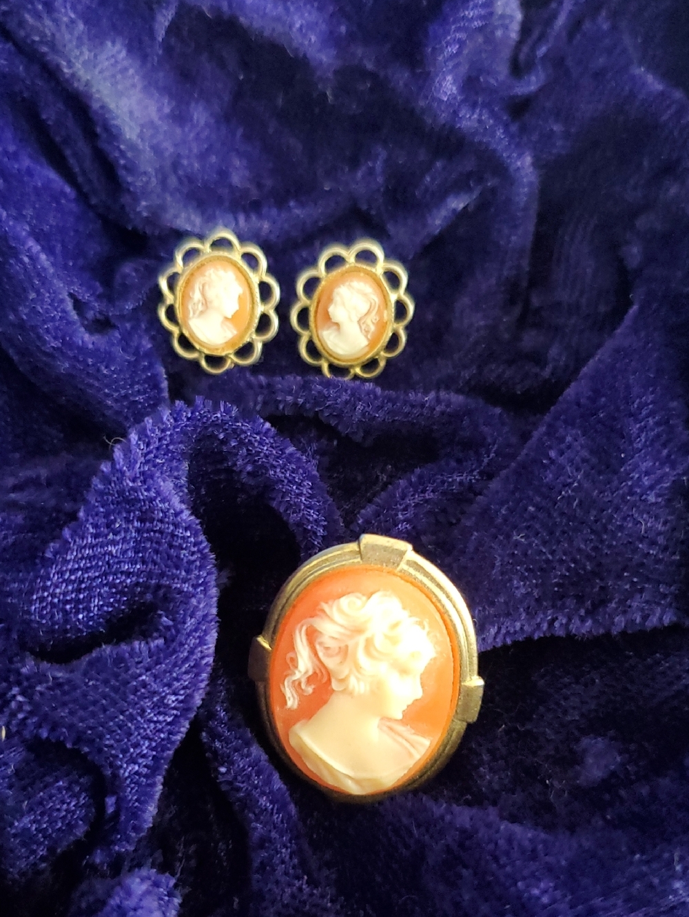 Cameo Brooch And Earring Set - Vintage